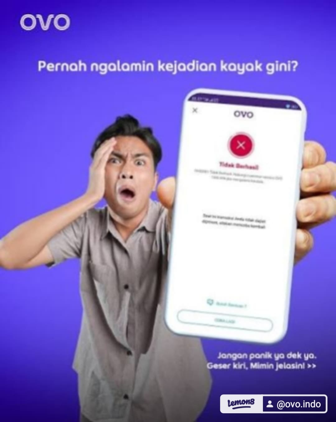 Pria terkejut memegang ponsel yang menunjukkan notifikasi transaksi gagal di aplikasi OVO berlatar ungu.